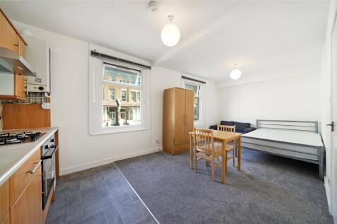 This one's for you if... you're looking for your own cosy place close to transport links. This bright and well-proportioned studio has been thoughtfully laid out to make the most of the space, giving