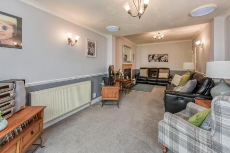 57 Queens Road-living2.jpg