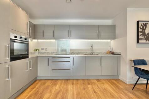 2 Bedroom, New Building, E6 For Sale by Barrain Lo