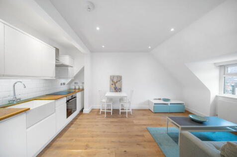 Please quote MG1175 for all enquiries.
Stunning One-Bedroom Split-Level Flat in Grove Park, Chiswick.
A beautifully decorated one-bedroom split-level flat, situated on the top floor of a charming peri