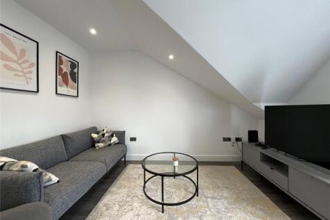 10 bed, 7 bath Apartment in Manchester - Photo 3