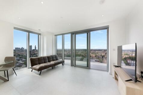 Moments from Whitechapel Station for excellent transport links into the City and further afield, this spacious two bedroom apartment is located within Jacquard Point, part of The Silk District develop