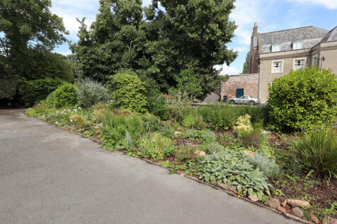 Communal garden to the front of the building