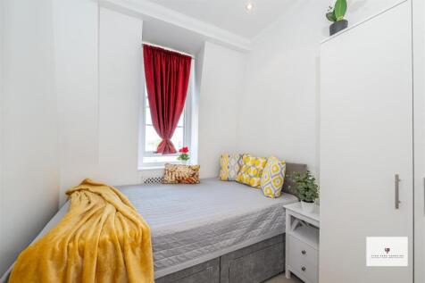 Bright double room with ENSUITE SHOWER ROOM in FLATSHARE with 3 other people, sharing kitchen and communal sitting area. ALL BILLS, internet and weekly cleaning of shared areas included. Newly refurbi