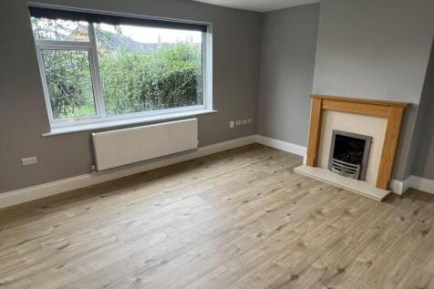 A Recently refurbished and freshly painted 3 double bedroom house with off road parking located a short drive from Manchester Airport. The property is in immaculate condition throughout.