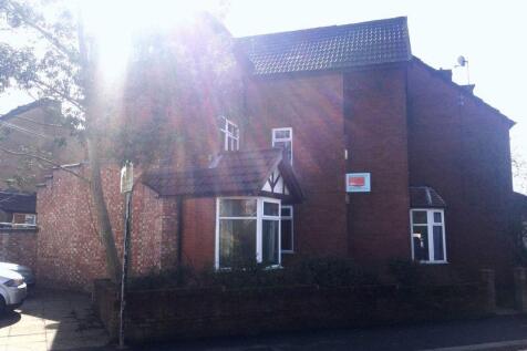 Campus Cribs are pleased to receive instruction to market this generously proportioned 7 bedroom student house share.**Rent Includes utility bills to a set capped amount** Modern communal dining/loung