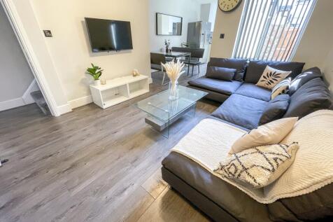 £100.00 PPPW - DOUBLE ROOM AVAILABLE IN THIS 6 BEDROOM HOUSE SHARE - KENSINGTON LOCATION - RENT INCLUDES COUNCIL TAX