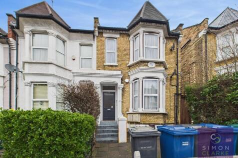 A good sized 2 double bedroom PLUS A STUDY first floor conversion which is situated within approximately 5 minutes walk of Finchley Central tube station and the multiple shopping facilities on Ballard