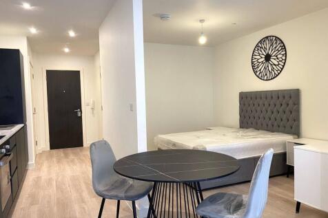 Stylish fully furnished 3rd floor studio apartment offering bright modern living with excellent access to Manchester city centre, local amenities, restaurants, shops, and transport links.
