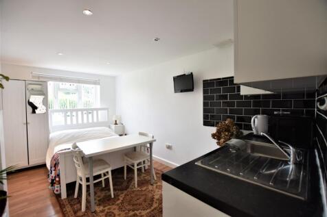 ***ALL BILLS INCLUDED*** On the GROUND FLOOR of this well presented SEMI DETACHED HOUSE is this beautifully presented DOUBLE ROOM with its own En-Suite and KITCHENETTE. Offered with direct access to a