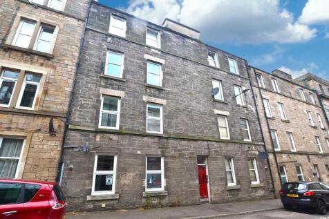 Recently renovated throughout, this brilliant one bedroom furnished flat is spacious and bright. The new kitchen is a real feature and the property has access to a fantastic well-kept shared garden.