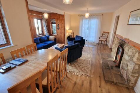 Sitting Room / Dining Room