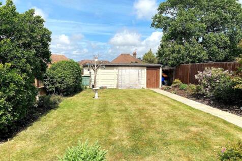 18 St James Ave - Garden1.jpg