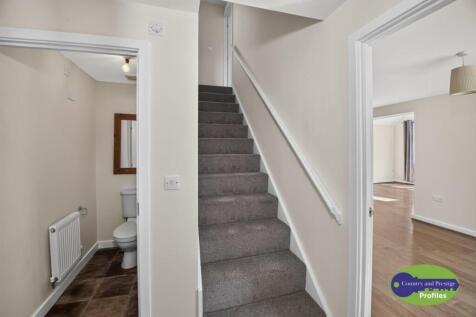 10 Horseshoe Close Toilet lower (1).jpg
