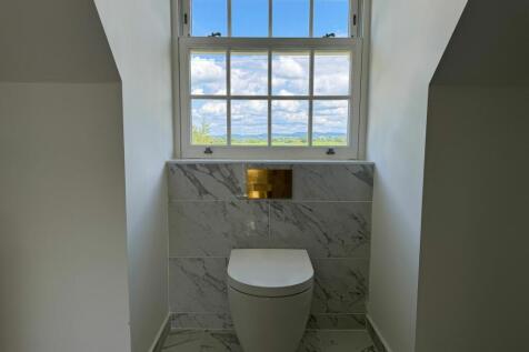 En Suite to Bedroom 1