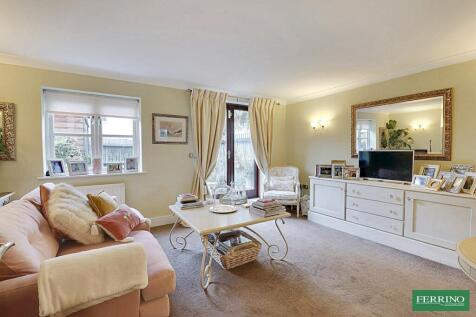 Sitting Room/Dining Area