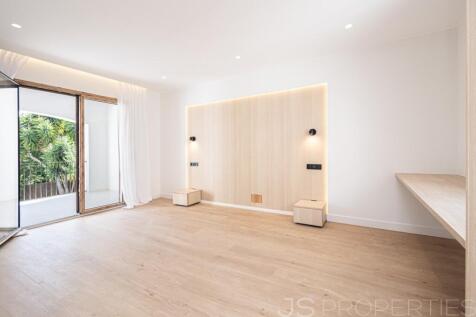 Modern luxury home with pool in a prime location in Puerto Pollensa