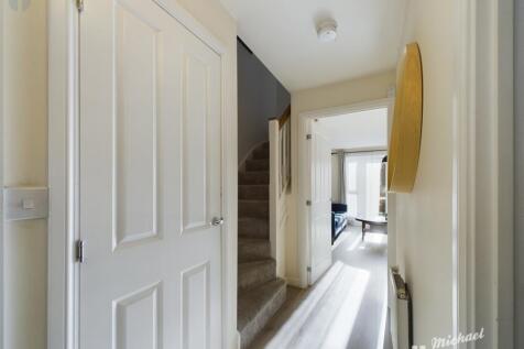 CAM03218G0-PR0448-STILL014