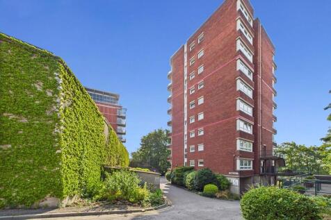 Berkeley Estates & Management are please to bring to the market this really well presented, redecorated, refurbished one bedroom flat with balcony, a garage & parking in Central Bristol. Well situated