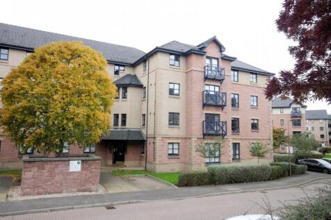 Available now - Bright and spacious UNFURNISHED first floor flat. Lounge/dining room, kitchen, double bedroom and bathroom with shower. Benefits from gas central heating, double glazing and private pa