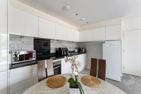 Hickman Avenue, E4