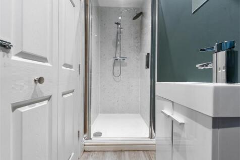 EN-SUITE SHOWER ROOM