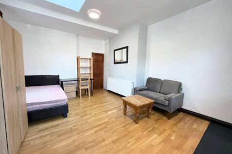 Spacious Furnished Studio Flat – Hyde Park, Leeds A fantastic opportunity to rent this spacious furnished studio flat, ideally located in the heart of Hyde Park, Leeds. Perfectly suited for students,