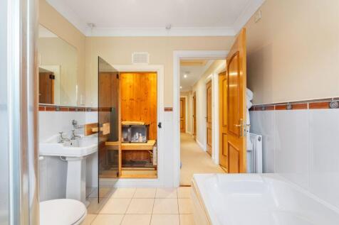 4 bed, 3 bath Detached in Leeds - Photo 14
