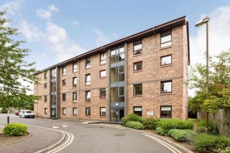 A bright, modern, first-floor flat within easy reach of the city centre. Boasts ample space with a large living-dining area, two big double bedrooms, a bathroom and a separate shower room. Fully furni