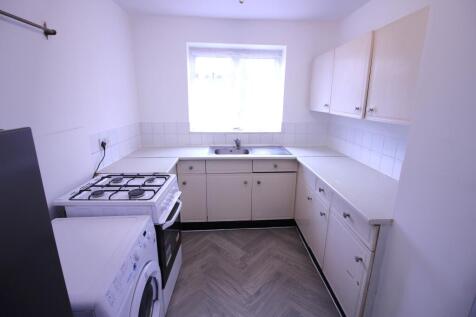 CMC are delighted to offer this well-presented one-bedroom lower ground floor flat, benefiting from a generously sized private garden. The accommodation includes a double bedroom, a separate reception