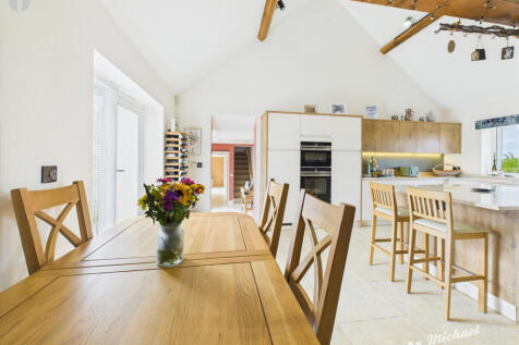 CAM03852G0-PR0394-STILL028