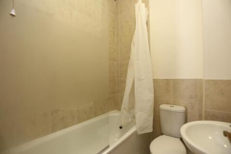 12, 30-32 St Aubyns Bathroom.JPG