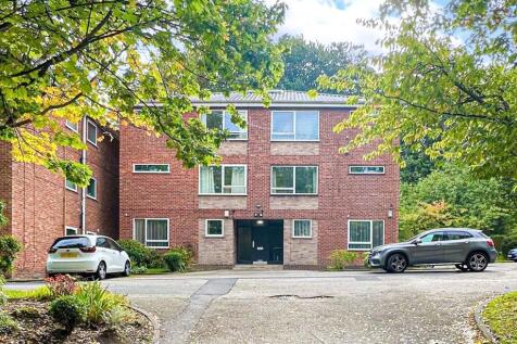 A Rare Opportunity to Rent in One of South Liverpool’s Most Coveted Developments Welcome to Elmswood Court, a beautifully presented ground floor apartment tucked away in the heart of leafy Mossley Hil