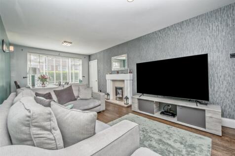 Living Room / Dining Room:
