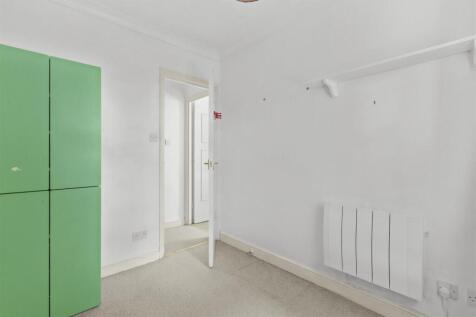 Blenheim Court, Malmers Well Road N-2.jpg