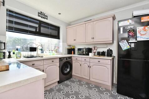 9c9f92b2-kitchen.JPG