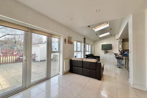 L SHAPED KITCHEN/DINER