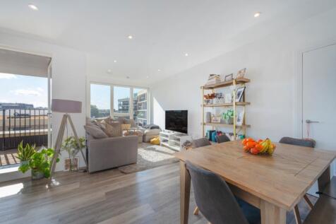 A bright top-floor lateral apartment, that is flooded with natural light.