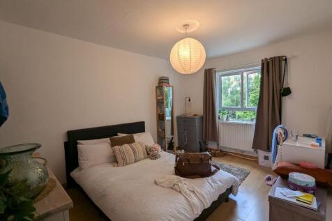 Spacious 3 Bedroom Maisonette with Study & Private Balcony - Prime Camden Location