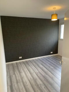 A very well proportioned and recently refurbished 1-bed apartment - Available Mid August.