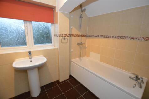 14 Strathearn Avenue bathroom 2.JPG