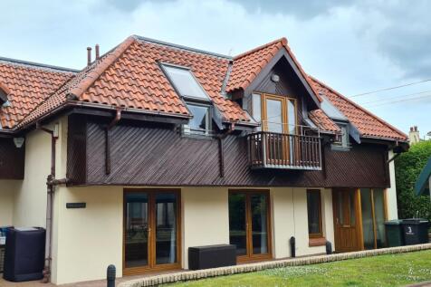 Contemporary architect designed semi-detached villa forming part of a modern luxury development in this highly desirable residential area. The property is finished to an exceptional high standard with