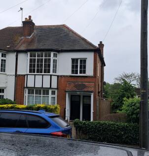 A REDECORATED WELL PRESENTED DOUBLE BEDROOM FIRST FLOOR MAISONETTE ON A POPULAR RESIDENTIAL ROAD CLOSE TO WALLINGTON TOWN CENTRE. BENEFITING FROM GAS CENTRAL HEATING, DOUBLE GLAZING AND USE OF COMMUNA