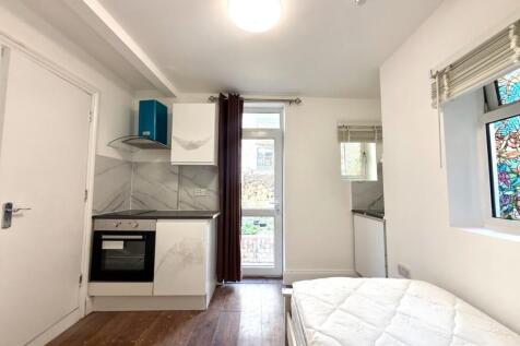 - Newly refurbished - 2 minute walk from Acton Main Line station - Fully furnished - Shared garden access - High speed Wifi included - Local shops and amenities in close proximity - Available immediat