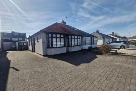 A BEAUTIFULLY PRESENTED TWO BEDROOM TRUE BUNGALOW ON MOSS LANE, MAGHULL, OFFERING COMFORTABLE LIVING WITH AMPLE PARKING, A SINGLE GARAGE, AND SUNNY REAR GARDENS. THIS HOME FEATURES A MODERN SHOWER ROO
