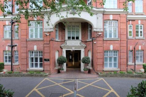 In the ever-popular Clive Court, ideally located on Maida Vale giving superb transport links into Central London we are delighted to offer this impeccable, spacious apartment on the 8th floor, with li
