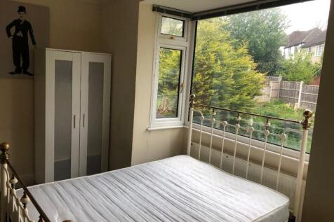 1 Self contained studio with En-suite and kitchenette Lovely studio HMO, situated in Birmingham boasting of the following features: - All Bills Included (Tenant responsible for TV Licence) - En suite