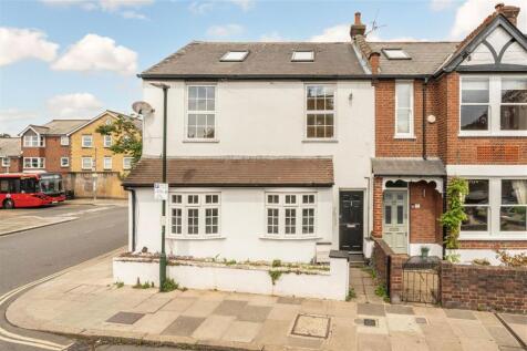 *PERFECT FOR SHARERS OR FAMILIES* A spacious three bedroom house down a residential road moments from The River Thames. This spacious house comprises 3 double bedrooms, 1 bathroom, large reception roo
