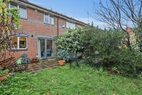 We are pleased to offer this three bedroom ( 2 double and one study ) mid terrace house very well located in a quiet yet convenient cul-de-sac. The property offers a good size reception room, eat-in k