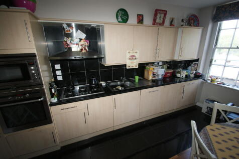 SUPERB ONE BEDROOM APARTMENT WITH FANTASTIC VIEWS OVER THE HARBOUR IN BRISTOL. The apartment has a modern feel throughout and comprises a large open plan kitchen/living room with electric oven, 5 ring